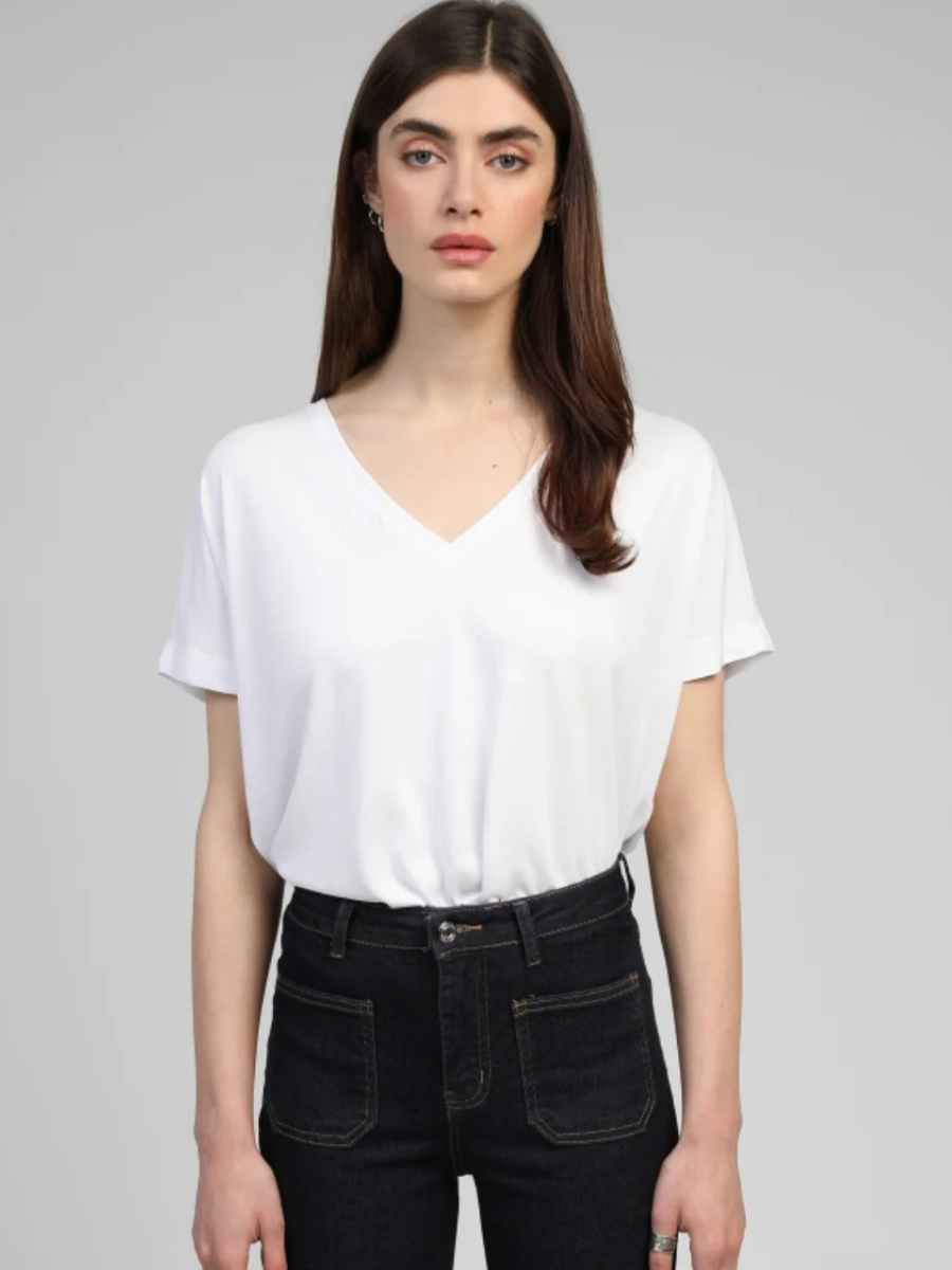 ANGE V NECK T-SHIRT IN WHITE