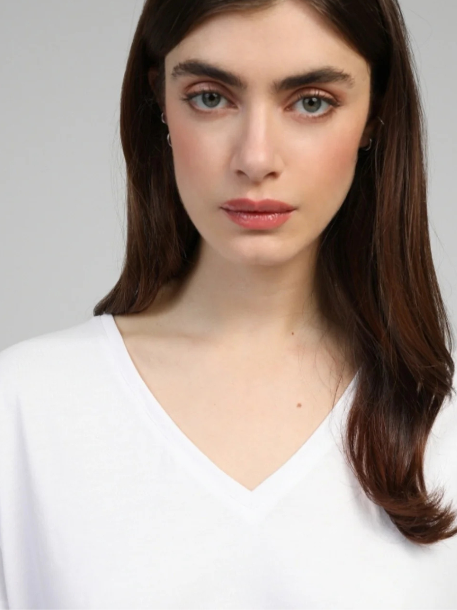 ANGE V NECK T-SHIRT IN WHITE