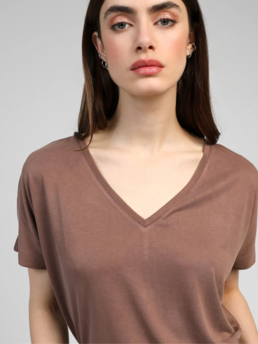 ANGE V NECK T-SHIRT IN MOKA